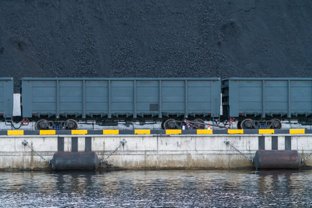 日落时分的煤码头图片下载