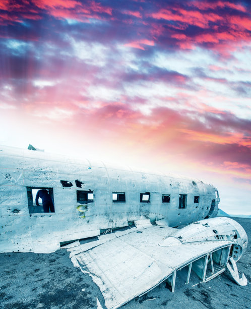 废弃的旧飞机残骸图片下载