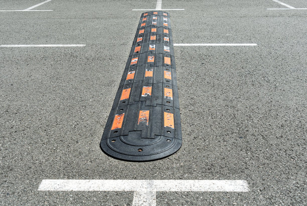 在柏油路上安装了减速带图片下载