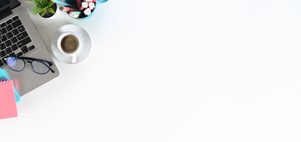 简单的白色工作空间周围是一台电脑、笔记本电脑和各种配件。图片下载