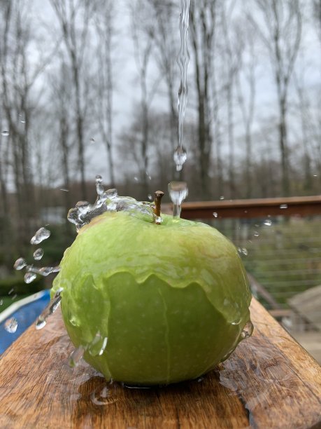 雨滴落在苹果上图片下载