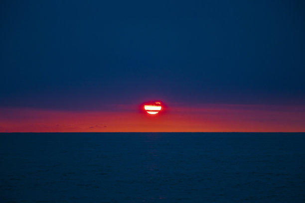 日落在黑海，大，红太阳和蓝色的海在巴统，格鲁吉亚图片下载