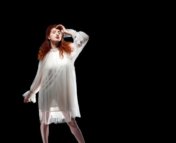 孤立瘦长的红头发卷发女孩图片下载