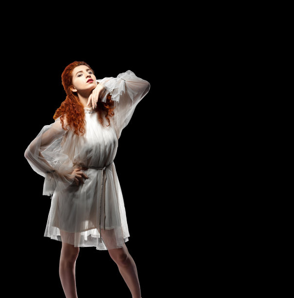 孤立瘦长的红头发卷发女孩图片下载