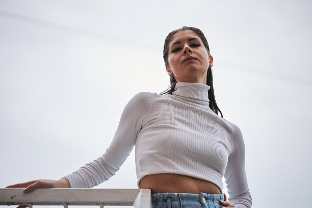 酷的时尚模特在户外放松图片下载