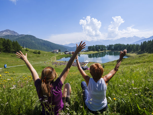 妇女们坐在草地上听音乐会。图片下载