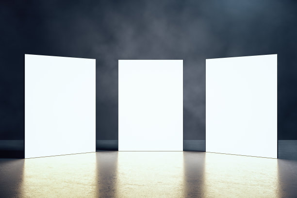 室内三张发光的空白海报图片下载