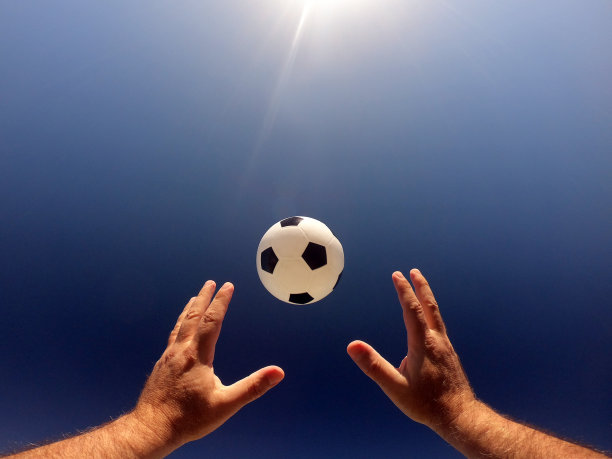 一个人把足球扔向空中的观点图片下载