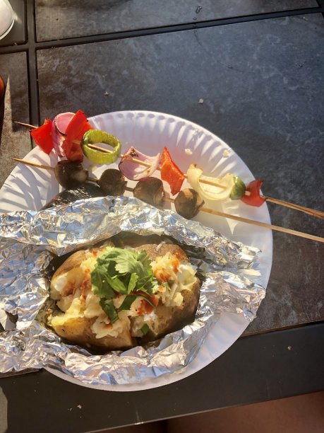 烤土豆和蔬菜串图片下载