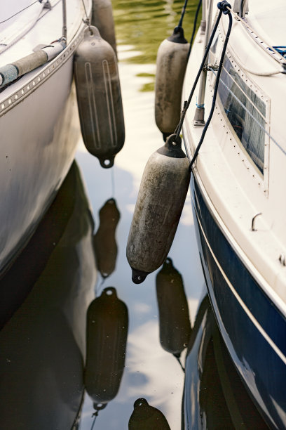 游艇挡泥板附在甲板上，请靠近图片下载