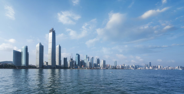 青岛建筑景观天际线全景。图片下载