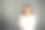 穿着白衬衫的年轻女孩，举起手，在灰色的背景上。诚实和情感上的横幅，广告牌，广告牌。没有修整。没有化妆。图片下载
