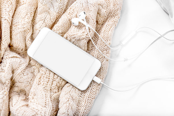 床上放智能手机和毯子图片下载