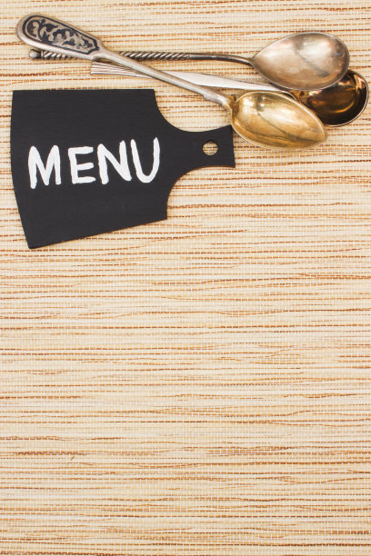 空白的菜单空间，以竹子为背景，配以木质黑板图片下载