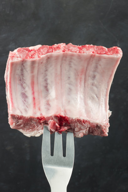 烧烤叉上的生排骨图片下载