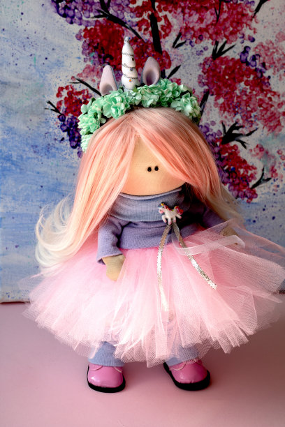 彩色背景上的手工娃娃图片下载