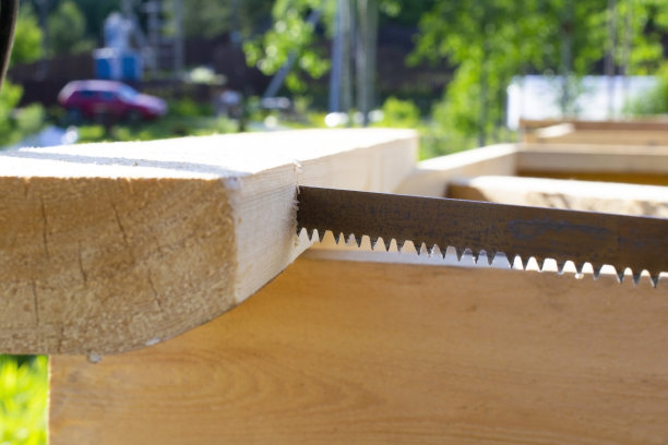 在夏天用手锯施工。图片下载