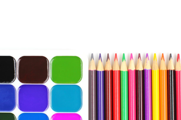 颜料，白色背景上的亮色铅笔。学校或教育主题概念。俯视图，平放，复制空间，文本的位置。图片下载