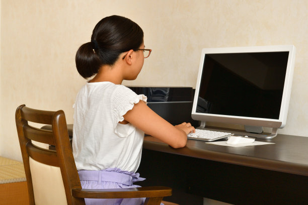 操作个人电脑的日本女孩图片下载