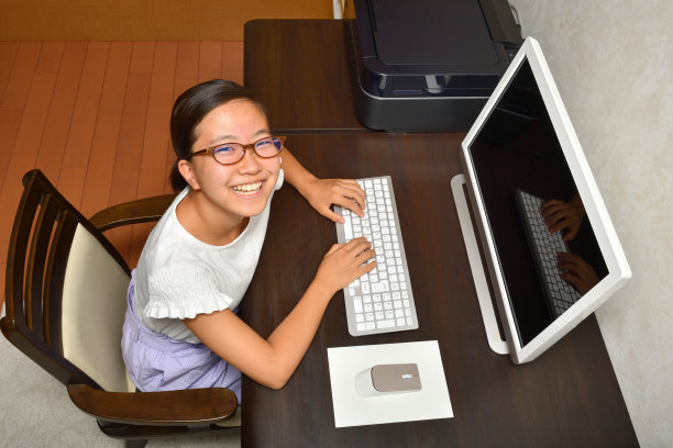 操作个人电脑的日本女孩图片下载