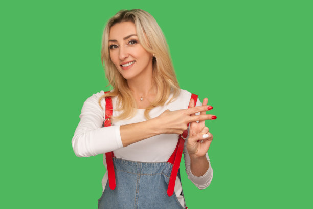 哈希的迹象。快乐美丽的成年妇女的肖像在牛仔工作服交叉手指，显示标签符号图片下载