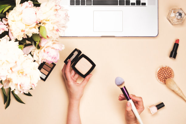 美容博主的工作空间，笔记本电脑，化妆品和牡丹图片下载