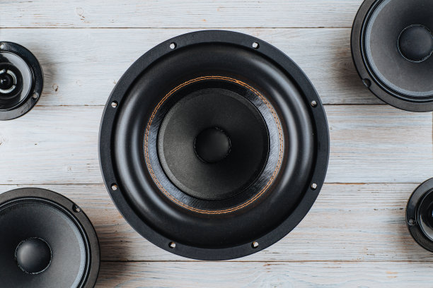 汽车音响，汽车扬声器，白色木制背景的黑色低音炮图片下载