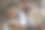 年轻女子一边在家做饭一边听音乐图片下载