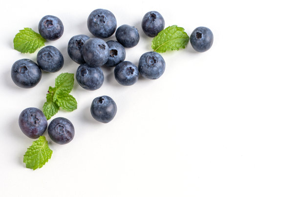 蓝莓果俯视图孤立在白色背景上，平铺头顶布局与薄荷叶，健康的设计理念。图片下载