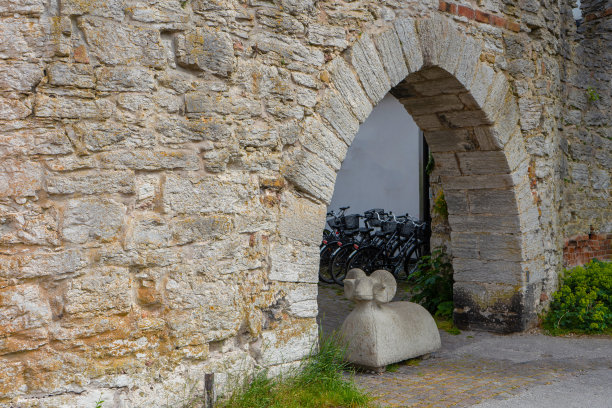 维斯比老城墙上的大门。中世纪建筑的照片。哥特兰岛。图片下载