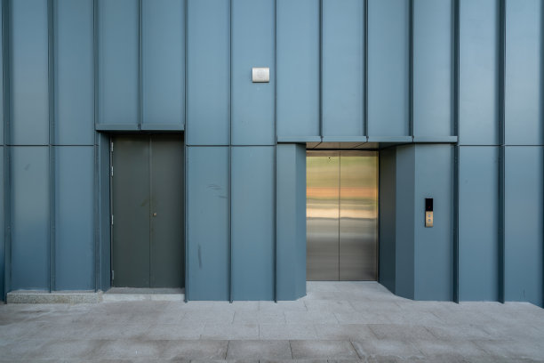 电梯入口在工厂仓库里图片下载