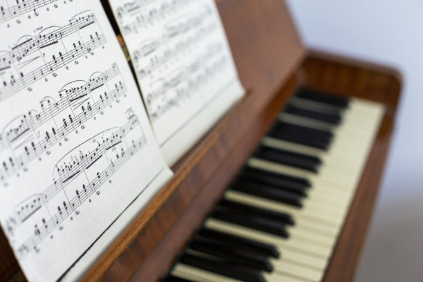 准备演奏的钢琴乐谱。图片下载