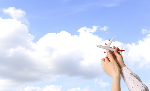 手里拿着飞机模型。图片下载