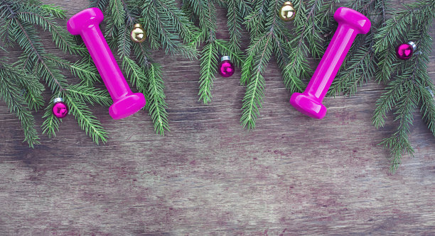 用哑铃和冷杉枝装饰圣诞节。图片下载