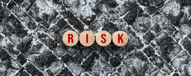 木圆筒与信息风险- 3d插图图片下载