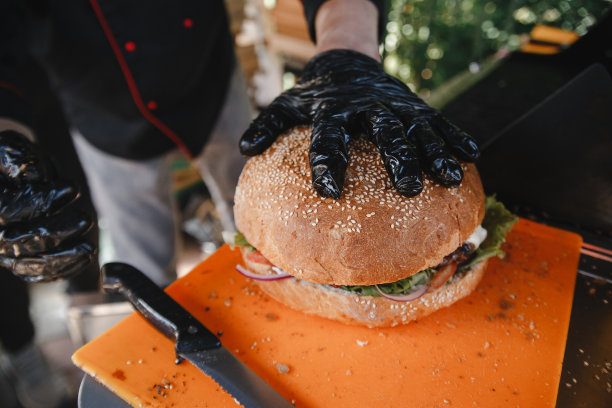 厨师正在准备一个大汉堡图片下载