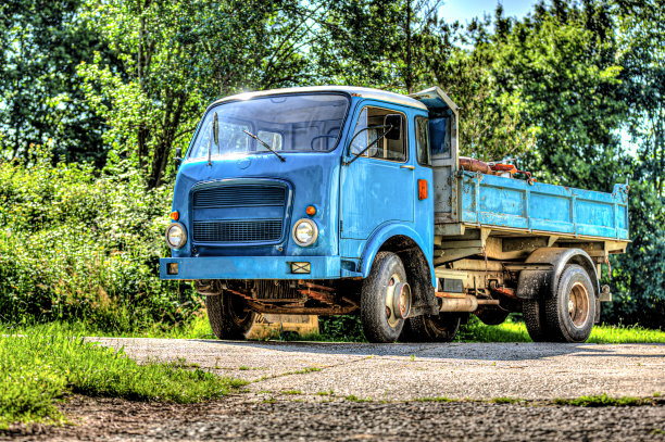 蓝色的意大利卡车停在街上图片下载