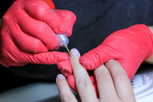 女性手在美容院专业修甲过程中，特写。美丽、健康、时尚的概念。图片下载