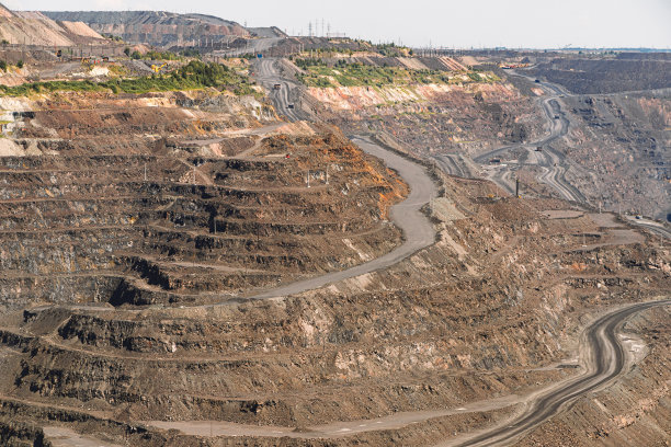 一个铁矿采石场，一条缓坡梯田，采矿业。矿山和采石场设备。图片下载