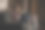 美女晚上坐在家里客厅的沙发上看电影图片下载