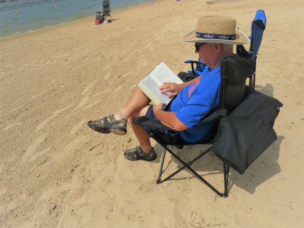 读海滩的老人图片下载