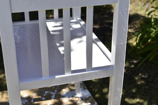 白色的木质床头柜画在花园里图片下载