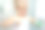 可爱的3岁小女孩在浴室刷牙。图片下载