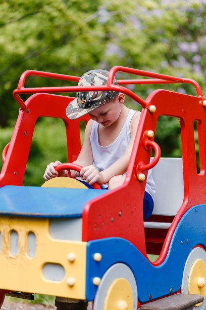 夏天，婴儿坐在儿童用的木制打字机里图片下载