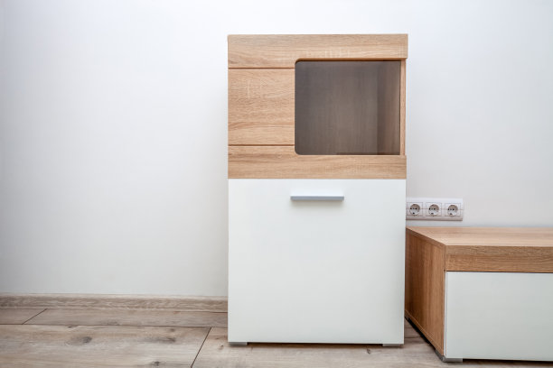 白色木质封闭餐具柜与浅色墙壁背景图片下载