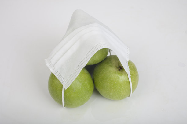 三个苹果带面罩，白色背景图片下载