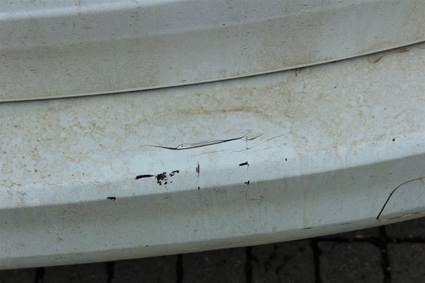 汽车保险杠损坏。图片下载