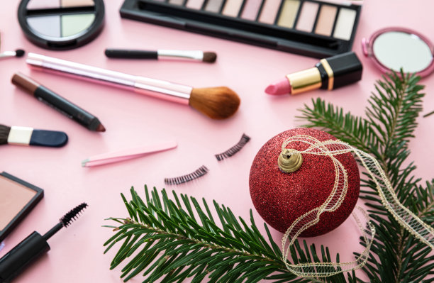 以粉红色为背景的圣诞化妆品图片下载