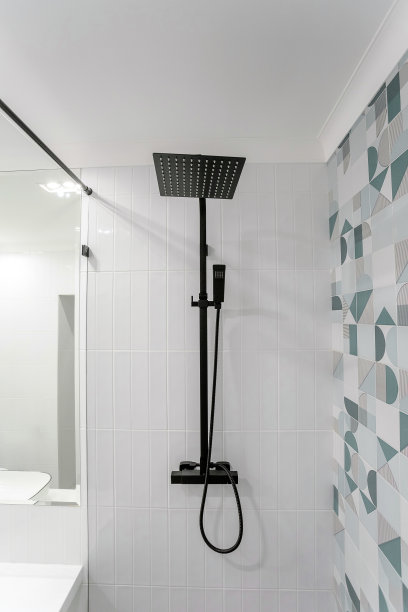 浴室里有宽大的喷壶的现代淋浴器图片下载