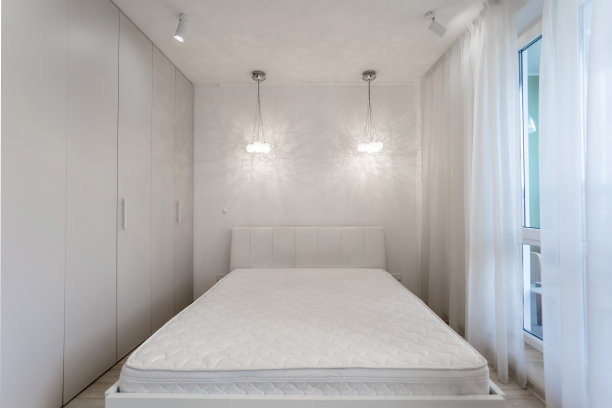 卧室里有一张宽大的双人床图片下载